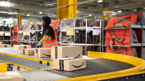 Nach Brand im Warenhaus: Amazon suspendiert 50 Arbeiter, die sich weigern zu arbeiten