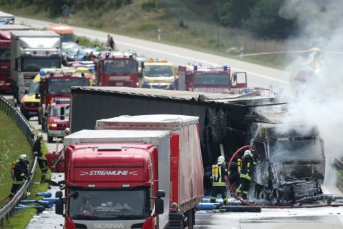 San Donà di Piave, incidente in A4 tra furgone e tir: 6 morti