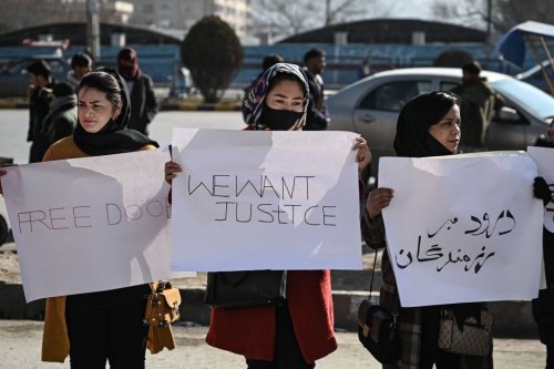 Afghanistan, donne in strada per protesta: i talebani sparano sulla folla