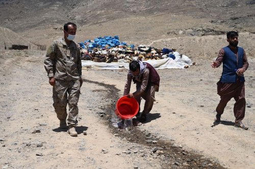 I talebani sversano 3 mila litri di alcol in un canale di Kabul
