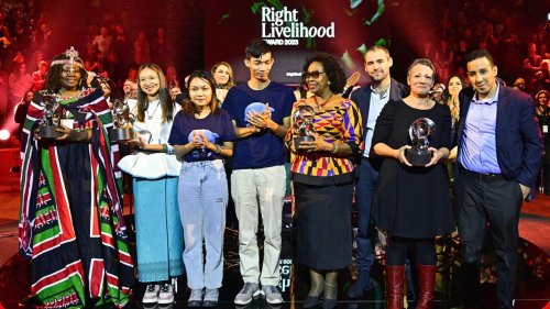 Right Livelihood Awards an Preisträger übergeben