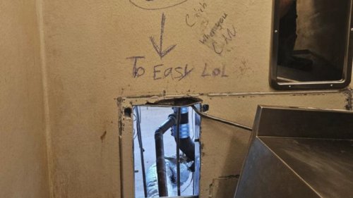 In die Freiheit durch ein Loch hinter dem Zellenklo
