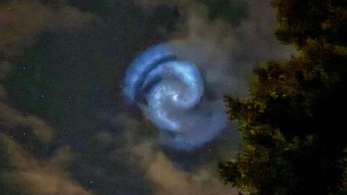 Zahlreiche Menschen sehen leuchtende Spirale am Himmel