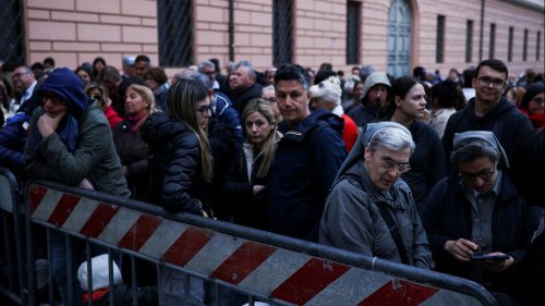 Gläubige können von Papst Franziskus Abschied nehmen