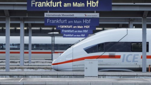 Mann gerät unter ICE in Frankfurt - aufwendige Rettung im Hauptbahnhof