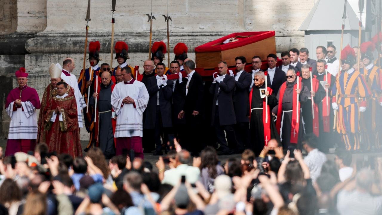 Gläubige können von Papst Franziskus Abschied nehmen