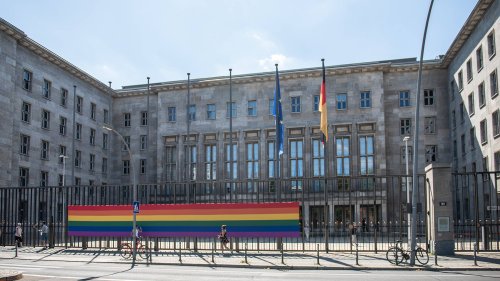 Regenbogenflagge nun auch an Bundesgebäuden
