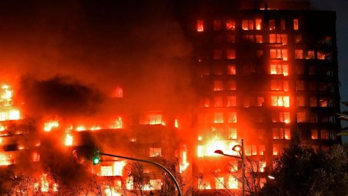 Hochhaus in Valencia steht komplett in Flammen