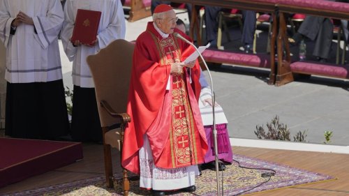 ++ Kardinal würdigt Franziskus als Papst des Volkes ++