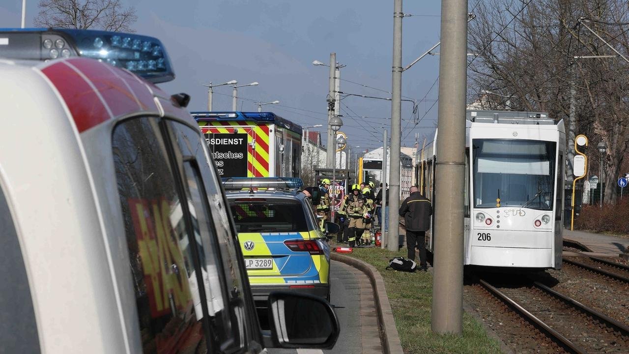 Mann zündet Frau in Straßenbahn an und flüchtet