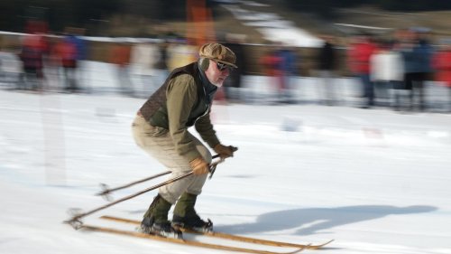 Nostalgierennen in Oberwiesenthal: Im Retro-Outfit für die Abfahrt herausgeputzt