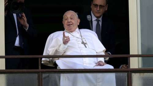 Der Papst wirkt schwach, aber er darf nach Hause