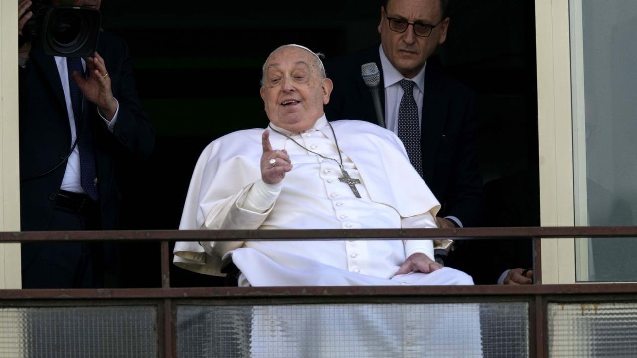 Der Papst wirkt schwach, aber er darf nach Hause