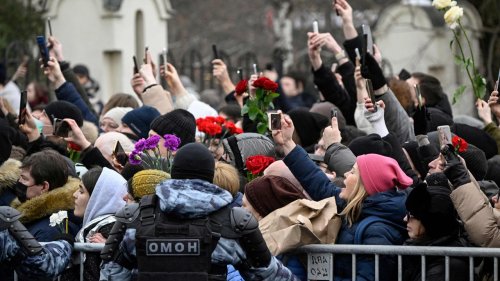 Nawalny unter großer Anteilnahme in Moskau beigesetzt