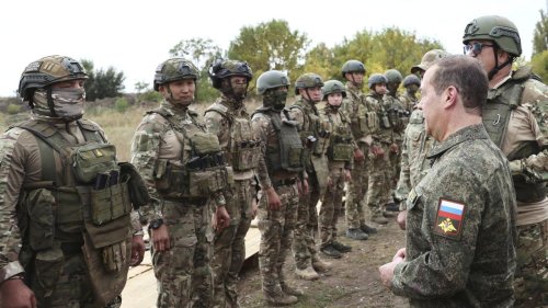 ++ Russlands Ex-Präsident Medwedjew besucht Truppen in Ukraine ++