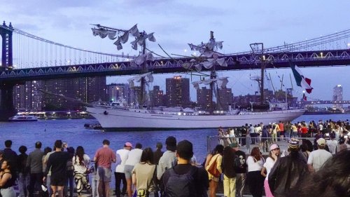 Mexikanisches Marineschiff rammt Brooklyn Bridge