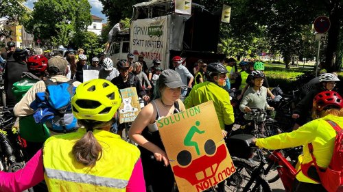 1.000 Menschen bei Fahrraddemo auf B27 bei Tübingen 