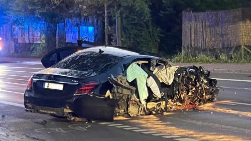 PS-Bolide komplett zerstört: Eine Tote und Verletzte bei Autounfall in Frankfurt