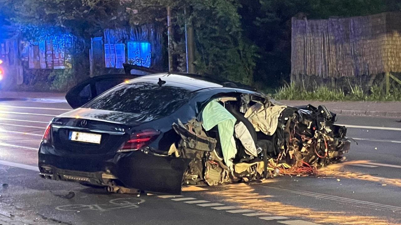 PS-Bolide komplett zerstört: Eine Tote und Verletzte bei Autounfall in Frankfurt