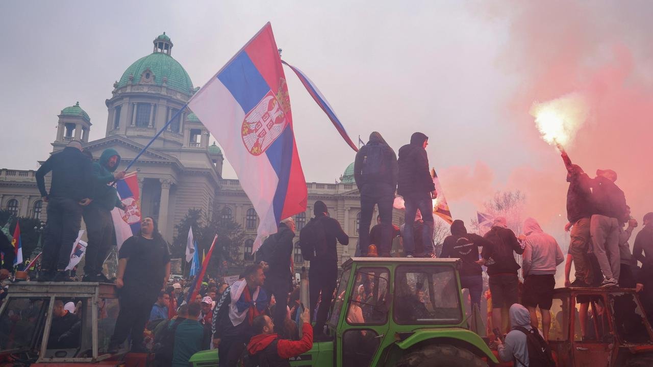 Mehr als 100.000 Menschen fordern "besseres Serbien"