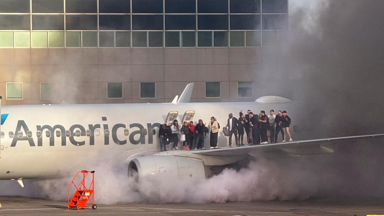 Flugzeug in Denver fängt nach Landung Feuer
