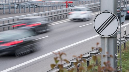 Klimaaktivisten bauen Verkehrsschilder ab