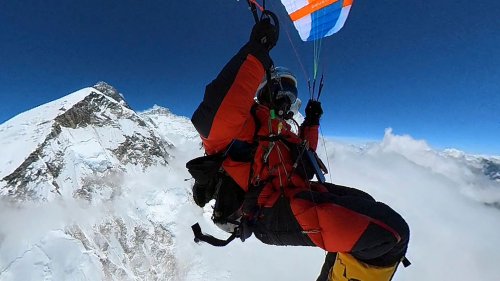 Erster Gleitschirmflug vom Mount Everest