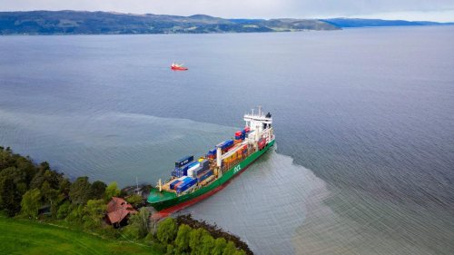 Containerschiff kracht in Vorgarten