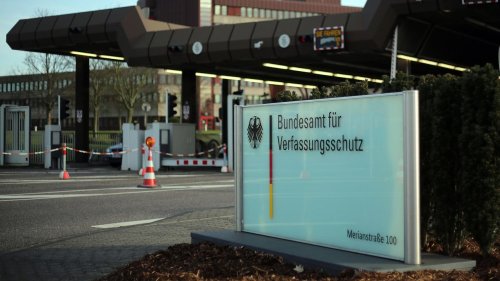 Wie die AfD den Verfassungsschutz diskreditiert