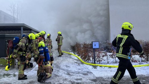 Verdacht auf Brandstiftung: Brennende Kellerverschläge in Berlin-Hellersdorf