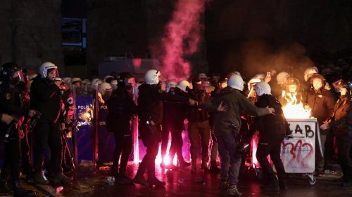 300.000 Menschen sollen auf der Straße sein : Polizei setzt Gummigeschosse gegen Demonstranten in Istanbul ein