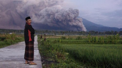 Höchste Warnstufe ausgerufen: Indonesischer Vulkan Semeru auf Insel Java bricht aus