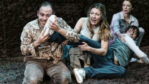 „Nachtland“-Uraufführung an der Schaubühne: Die Bombe auf dem Dachboden