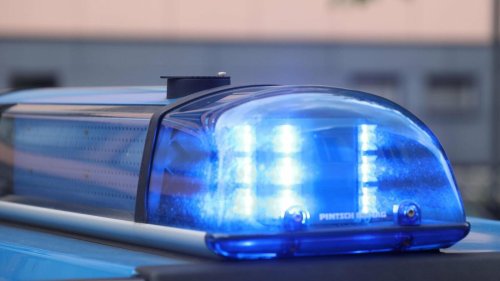 Fahrer war zu schnell unterwegs: Auto kracht in Brandenburg gegen Baum – zwei Tote