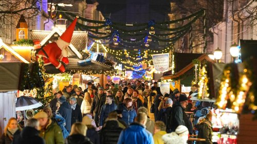 Nach Beschwerden zum Weihnachtsmarkt: Potsdamer Fraktionen fordern neue Konzepte für „Blauen Lichterglanz“