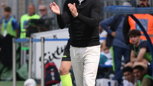 Gerüchte um Como-Trainer: Bericht: Cesc Fàbregas wechselt nicht in die Bundesliga