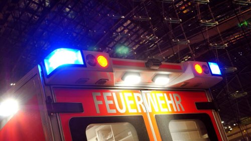Zeugen mussten seelsorgerisch betreut werden: Autofahrer überfährt zwei Fußgänger in Berlin-Hellersdorf und verletzt sie schwer
