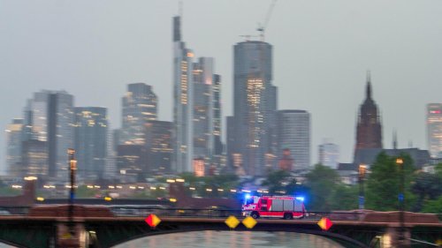Übergriff in Frankfurt am Main: Queerfeindliche Jugendliche greifen 60-Jährigen an