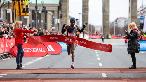 Berliner Halbmarathon: Sabastian Sawe aus Kenia siegt in 59 Minuten
