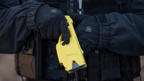 Elektroschocker in Brandenburg: Polizisten setzen bei zwei Einsätzen Taser gegen Angreifer ein