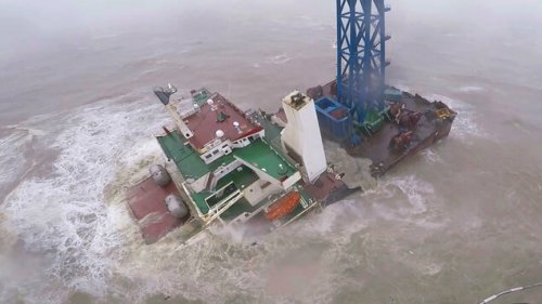 Industrieschiff zerbricht vor Chinas Küste in zwei Teile