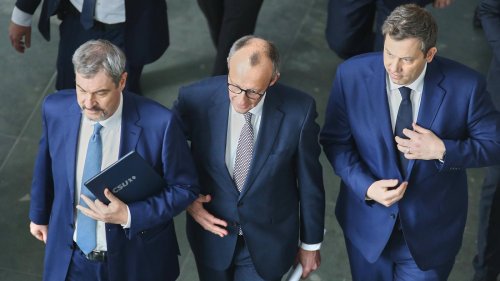 AfD in Umfrage dicht hinter CDU/CSU: Schwarz-Rot ohne Mehrheit – Union und SPD nur bei 41 Prozent