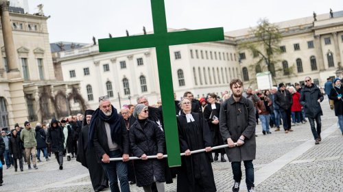 Auch Bischöfe liefen mit: Zahlreiche Gläubige bei Berliner Karfreitagsprozession