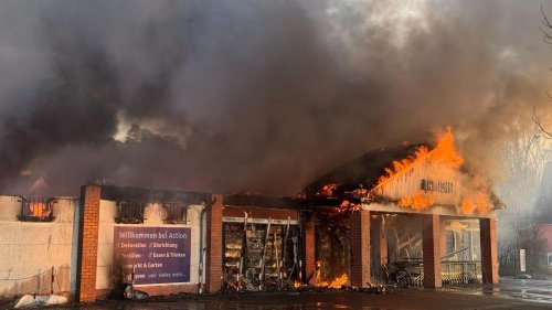 Feuerwehr: Fenster und Türen geschlossen halten: Action-Markt in Blankenfelde-Mahlow steht in Flammen