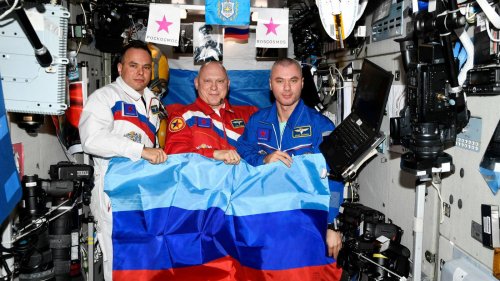 Nachricht an „Volksrepubliken" Luhansk und Donezk: Russische Kosmonauten zeigen Separatistenflagge im All
