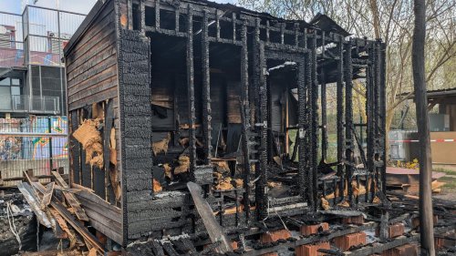 Mutmaßliche Brandstiftung in Berlin-Hellersdorf: „Das Herzstück in unserem Garten ist abgebrannt“