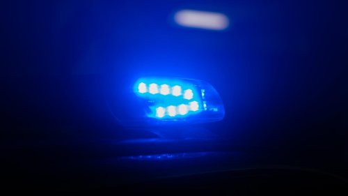 Auto nahe Regensburg ausgebrannt : Ferrarifahrer verliert bei 200 Kilometern pro Stunde die Kontrolle – beide Insassen schwer verletzt