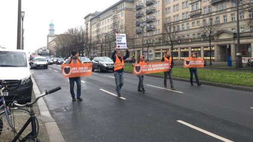 Diesmal ohne Klebstoff: Klimaaktivisten verlangsamen mit Protestmarsch Verkehr im Berliner Osten