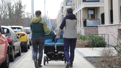 Diskriminierung queerer Personen auf dem Wohnungsmarkt: Vermieterin weist Regenbogenfamilie ab