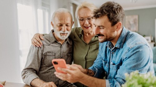 Schonmal vom Handschuhmodus gehört?: Mit diesen Tricks macht man Smartphones für Oma und Opa fit